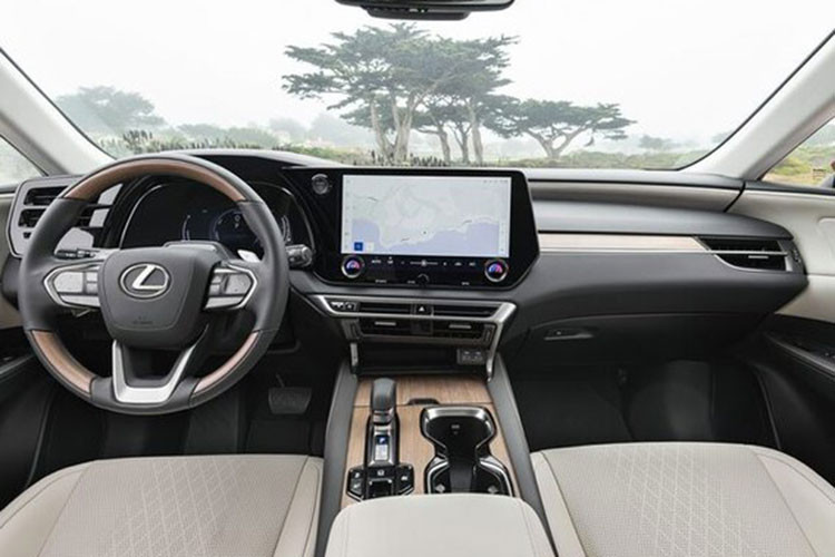 Tương tự Toyota Grand Highlander, bên trong Lexus TX 2024 cũng là không gian nội thất 3 hàng ghế. Tin đồn khẳng định khoang hành lý của mẫu crossover hạng sang này có thể chứa đến 7 chiếc va ly mà không cần gập hàng ghế thứ 3 xuống.