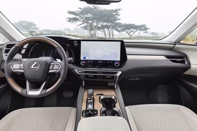 Tương tự Toyota Grand Highlander, bên trong Lexus TX 2024 cũng là không gian nội thất 3 hàng ghế. Tin đồn khẳng định khoang hành lý của mẫu crossover hạng sang này có thể chứa đến 7 chiếc va ly mà không cần gập hàng ghế thứ 3 xuống.