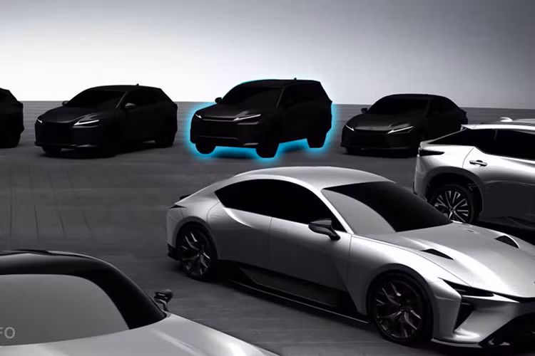 Khác với đàn anh LX 600 vốn dùng cấu trúc sát-xi rời, mẫu crossover Lexus TX 2024 hạng sang sử dụng khung gầm liền khối của ôtô du lịch. Theo thông tin từ giới báo chí Nhật Bản, mẫu crossover hạng sang cỡ lớn này có thể sẽ ra mắt xứ sở hoa anh đào trong năm 2023. Thời điểm trình làng của Lexus TX 2024 được cho là vào khoảng mùa thu năm nay. 