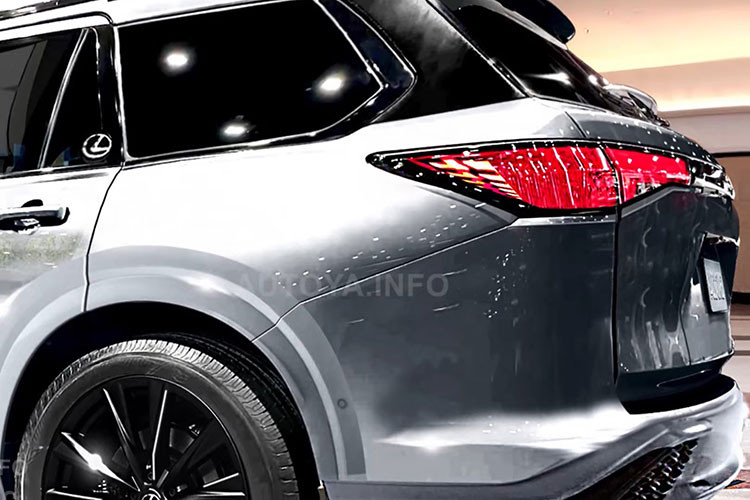 Nói cách khác, Lexus TX chính là phiên bản sang trọng hơn của Toyota Grand Highlander, tương tự công thức được áp dụng cho cặp đôi Lexus LX 600 và Toyota Land Cruiser. Tuy nhiên, thiết kế của TX được cho là sẽ khác biệt đáng kể so với Toyota Grand Highlander nhằm phù hợp với hình ảnh của thương hiệu Lexus. 