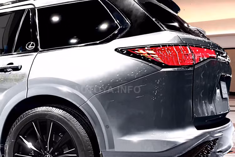 Nói cách khác, Lexus TX chính là phiên bản sang trọng hơn của Toyota Grand Highlander, tương tự công thức được áp dụng cho cặp đôi Lexus LX 600 và Toyota Land Cruiser. Tuy nhiên, thiết kế của TX được cho là sẽ khác biệt đáng kể so với Toyota Grand Highlander nhằm phù hợp với hình ảnh của thương hiệu Lexus. 