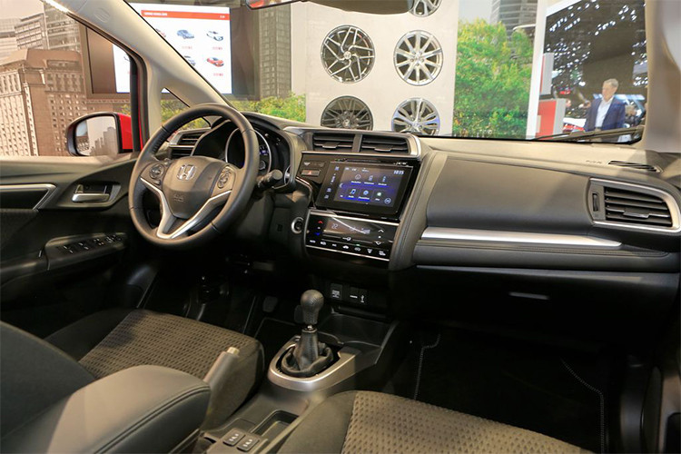 Xe được trang bị màn hình hiển thị đa thông tin 7-inch với bảng điều khiển cảm ứng trên xe có thể kết nối với nhiều loại điện thoại thông minh khác nhau bằng Bluetooth, kết nối HDMI hay USB… điểm nhấn đặc biệt nhất trên Jazz chính là ghế “Magic Seat” với khả năng sắp xếp chỗ ngồi vô cùng linh hoạt, với tùy biến gập ghế.