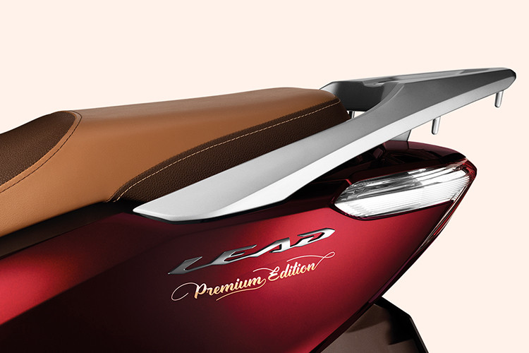 Bên cạnh đó, Honda Việt Nam cũng trang bị đồng bộ hệ thống đèn pha LED cho hai phiên bản Đen mờ và Cao cấp, giúp tăng hiệu quả chiếu sáng cho xe hơn so với phiên bản hiện tại đang bán ra trên thị trường.