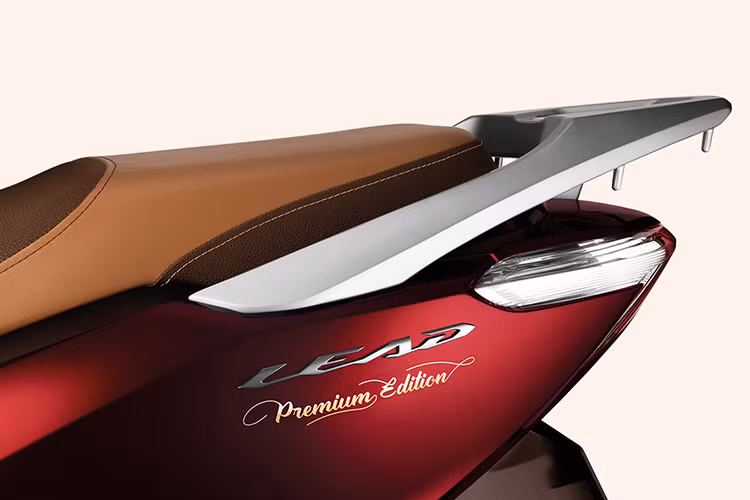 Bên cạnh đó, Honda Việt Nam cũng trang bị đồng bộ hệ thống đèn pha LED cho hai phiên bản Đen mờ và Cao cấp, giúp tăng hiệu quả chiếu sáng cho xe hơn so với phiên bản hiện tại đang bán ra trên thị trường.