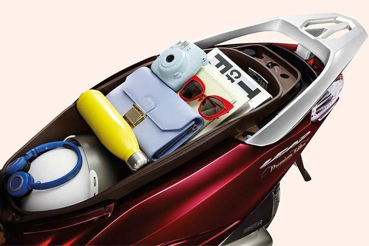 Các tiện ích khác của xe vẫn được giữ nguyên như cốp xe rộng 37 lít với thiết kế hợp lý giúp chứa được 2 mũ bảo hiểm cả đầu cỡ lớn và nhiều vật dụng cá nhân, hộc chứa đồ trước 500ml có lẫy đống mở tiện lợi.
