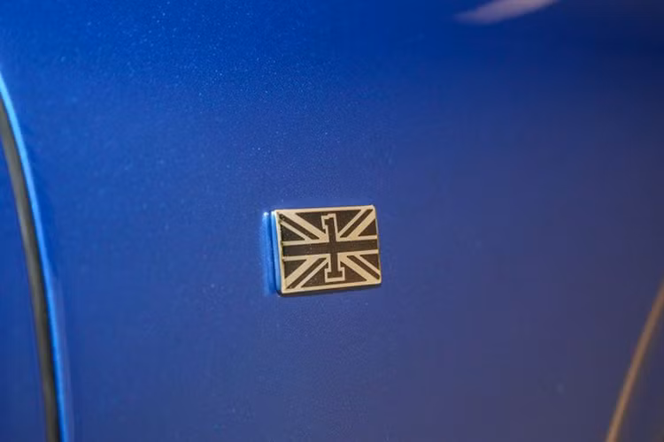 Các chi tiết khác như; ống xả oval mới cá tính hơn so với bản cũ, cánh gió đuôi trên Bentley Continental GT mới sẽ là loại chỉnh điện... Xe có kích thước dài x rộng x cao lần lượt là 4.850 x 1.954 x 1.405 mm, chiều dài cơ sở đạt 2.851 mm, tăng 105 mm so với phiên bản thường.