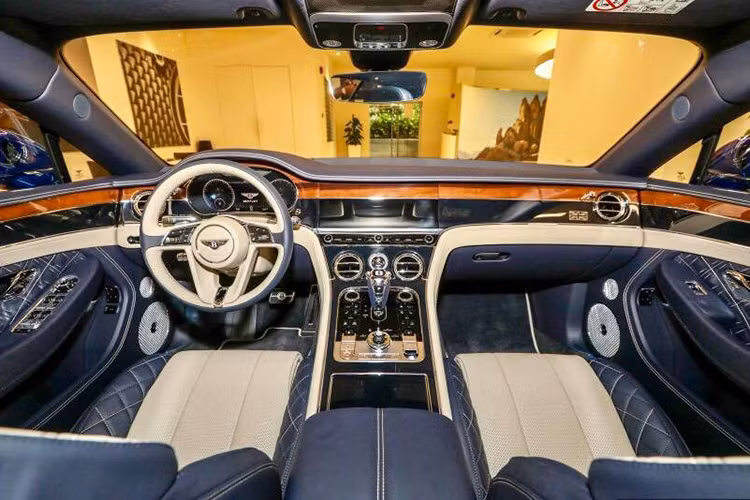 Bentley Continental GT First Edition 2018 cũng có màn hình "3 trong 1" mang tên gọi Rotating Display. Ở màn hình đầu tiên là cảm ứng 12,3 inch hiển thị hàng loạt tính năng của xe. Chỉ một thao tác đơn giản là chủ nhân của Bentley Continental GT First Edition 2018 có thể chuyển đổi màn hình cảm ứng 12,3 inch này thành 3 đồng hồ analogue.