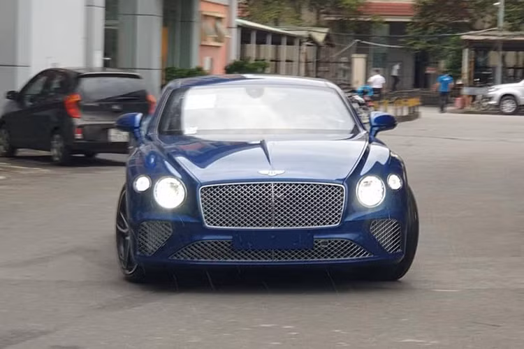 Về tổng thể, Bentley Continental GT First Edition mới về Việt Nam không có nhiều sự khác biệt về thiết kế với bản trước khi vẫn sở hữu nắp ca-pô dài và thấp mang đậm chất Gran Tourer, thiết kế lưới tản nhiệt kim loại sáng bóng nổi bật cùng cặp đèn pha kép được trang bị công nghệ LED Matrix và hiệu ứng pha lê vô cùng huyền ảo.