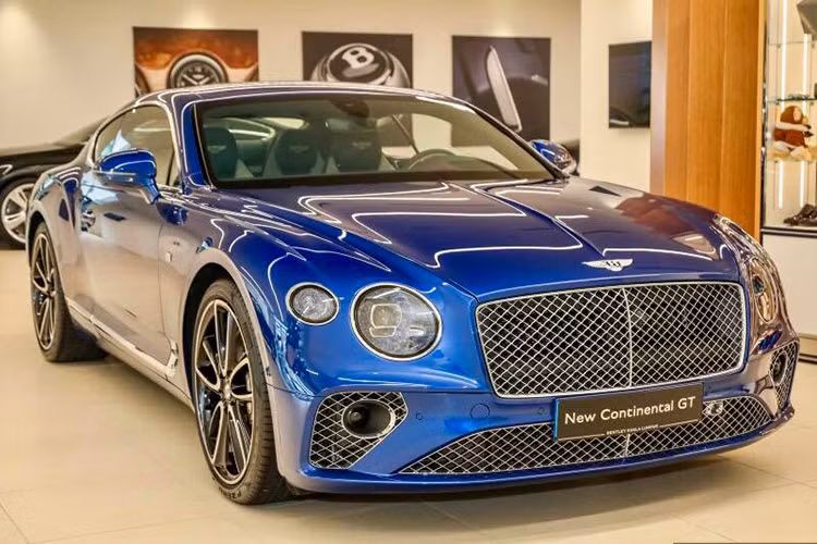Theo thông tin được biết, Bentley Continental GT First Edition màu sơn ngoại thất Sequin Blue được đưa về nước theo diện nhập khẩu chính hãng. Giá xe Bentley Continental GT thế hệ mới được đại lý Bentley Việt Nam chào bán với giá không dưới 1,1 triệu đô la )tương đương hơn 25 tỷ đồng), nhưng giá của phiên bản đặc biệt này có thể cao hơn.