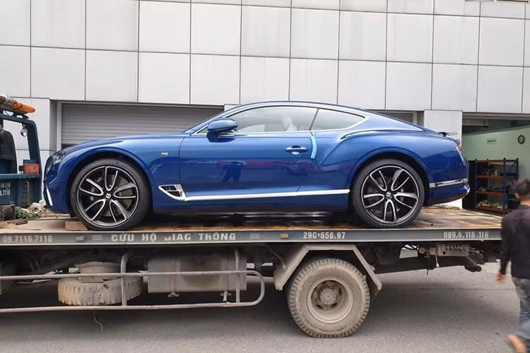 Khác với chiếc đầu tiên, mẫu xe siêu sang Bentley Continental GT thế hệ mới thứ 2 có mặt ở Việt Nam lại thuộc phiên bản First Edition. Điểm nhận biết dễ nhất chính là lá cờ Liên hiệp Anh ở bên hông xe. Ngoài ra, lá cờ Liên hiệp Anh tiếp tục xuất hiện thêm một lần nữa và được trang trí ở bảng táp-lô hay logo Bentley phát sáng và dòng chữ First Edition trên nền cờ Liên hiệp Anh ở bậc cửa.