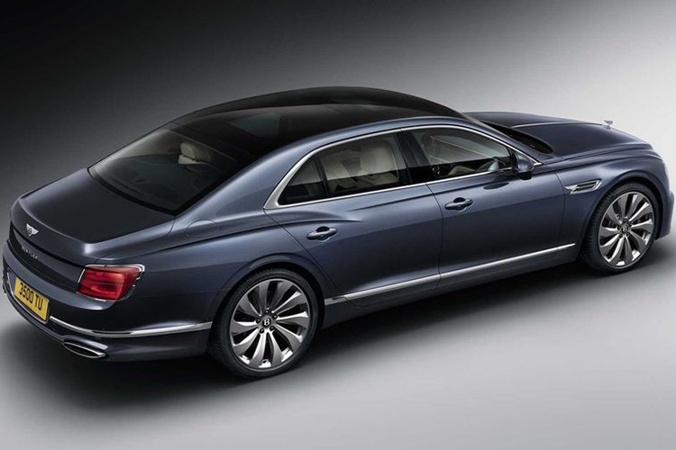 Nhờ phân bổ trọng lượng tốt hơn kết hợp hệ dẫn động AWD, Bentley Flying Spur hoàn toàn mới cung cấp những chuyến đi êm ái và mượt mà hơn đáng kể, xe có thể tăng 60% lượng khí cho lò xo khí nén của hệ thống treo. Ngoài ra, Flying Spur 2020 cũng được trang bị hệ thống phanh trước 420mm, lớn hơn so với đời cũ để phù hợp với sức mạnh mới của chiếc sedan siêu sang.