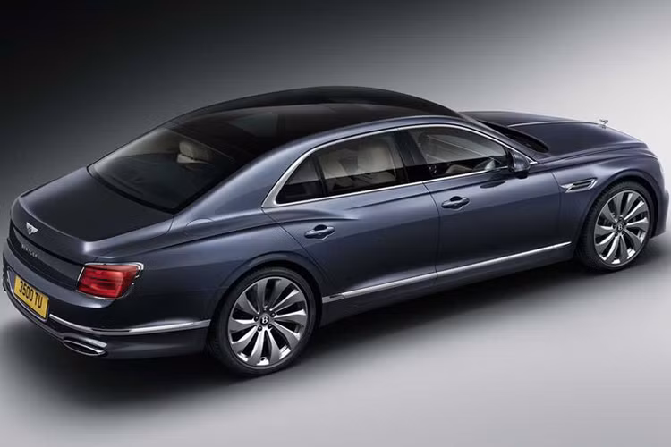 Nhờ phân bổ trọng lượng tốt hơn kết hợp hệ dẫn động AWD, Bentley Flying Spur hoàn toàn mới cung cấp những chuyến đi êm ái và mượt mà hơn đáng kể, xe có thể tăng 60% lượng khí cho lò xo khí nén của hệ thống treo. Ngoài ra, Flying Spur 2020 cũng được trang bị hệ thống phanh trước 420mm, lớn hơn so với đời cũ để phù hợp với sức mạnh mới của chiếc sedan siêu sang.