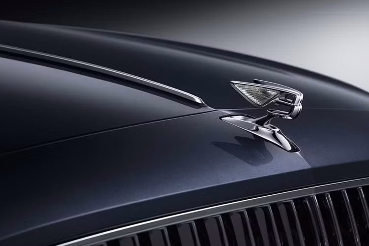 Các trang bị tiêu chuẩn đáng chú ý của Bentley Flying Spur hoàn toàn mới gồm có đèn pha LED ma trận và bộ vành 21 inch, ngoài ra, Mulliner cũng cung cấp tùy chọn mâm 22 inch và cửa sổ trời chỉnh điện cỡ lớn.