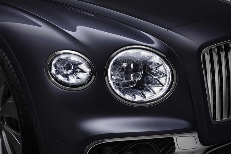 Về thiết kế, sự sang trọng của Flying Spur được tăng cường nhờ có thêm những đường chạy nổi ngang hông, mang lại vóc dáng thể thao hơn, mạnh mẽ hơn cho xe. Và rõ ràng Flying Spur thế hệ mới cũng vay mượn khá nhiều chi tiết từ người anh em Continental GT (đã được tinh chỉnh để phù hợp hơn với chiếc sedan 4 cửa).