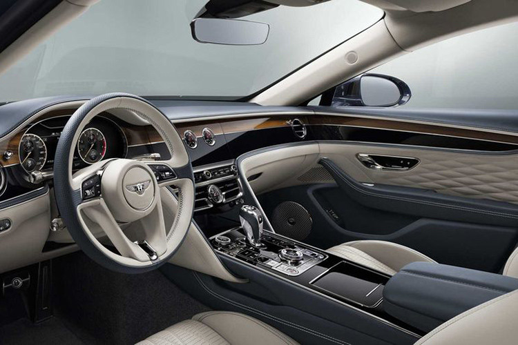 Một số tính năng nổi bật khác ở nội thất là các chi tiết ốp gỗ cao cấp tông nâu hoặc đen, màn hình cảm ứng trung tâm 12,3 inch có thể ẩn sau táp-lô, hệ thống âm thanh 10 loa tiêu chuẩn có thể nâng cấp lên loại 16 loa Bang &amp; Olufsen hoặc 19 loa 2.200W Naim tích hợp bộ chuyển đổi âm bass trên ghế trước.