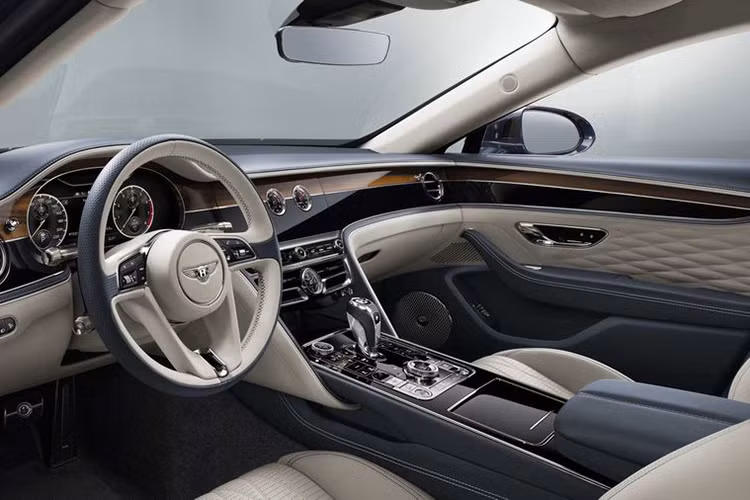 Một số tính năng nổi bật khác ở nội thất là các chi tiết ốp gỗ cao cấp tông nâu hoặc đen, màn hình cảm ứng trung tâm 12,3 inch có thể ẩn sau táp-lô, hệ thống âm thanh 10 loa tiêu chuẩn có thể nâng cấp lên loại 16 loa Bang &amp; Olufsen hoặc 19 loa 2.200W Naim tích hợp bộ chuyển đổi âm bass trên ghế trước.