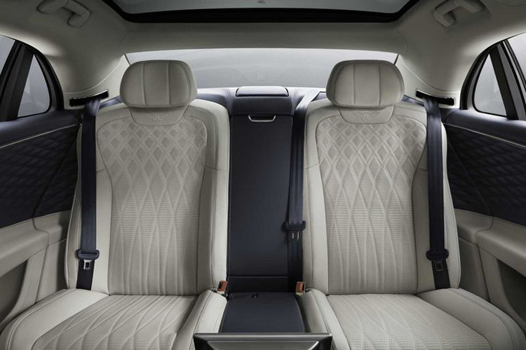 Bnetley Flying Spur 2020 được đánh giá là chiếc Flying Spur thể thao nhất từ trước đến nay bởi vì đây là lần đầu tiên một mẫu xe Bentley được trang bị hệ dẫn động bốn bánh toàn thời gian, giúp giảm bán kính quay đầu ở tốc độ thấp, đồng thời chủ động điều chỉnh tỉ lệ phân bố tùy điều kiện xe vận hành.