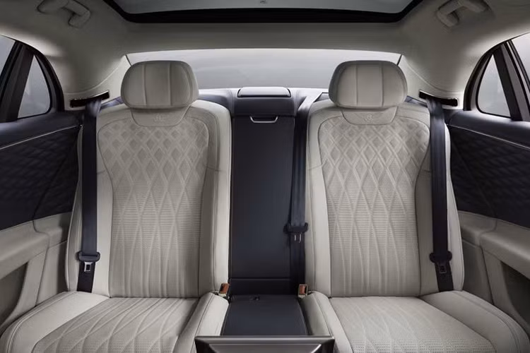 Bnetley Flying Spur 2020 được đánh giá là chiếc Flying Spur thể thao nhất từ trước đến nay bởi vì đây là lần đầu tiên một mẫu xe Bentley được trang bị hệ dẫn động bốn bánh toàn thời gian, giúp giảm bán kính quay đầu ở tốc độ thấp, đồng thời chủ động điều chỉnh tỉ lệ phân bố tùy điều kiện xe vận hành.