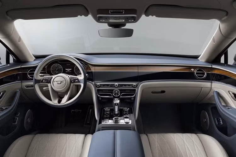 Bước vào bên trong cabin, nội thất Flying Spur 2020 có 15 tùy chọn tông màu da bọc khác nhau kết hợp họa tiết khâu hình kim cương 3D ở các cánh cửa - lần đầu tiên xuất hiện trên một chiếc ôtô thương mại.