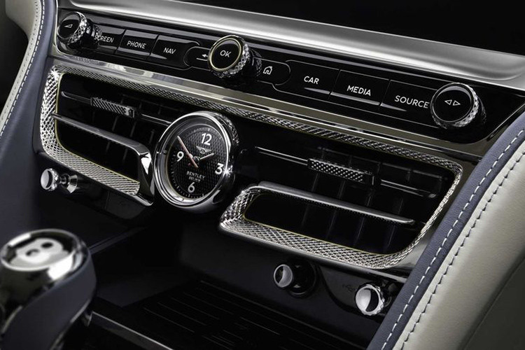 Sức mạnh của Bentley Flying Spur mới đến từ động cơ tăng áp kép W12 6.0L cho công suất 626 mã lực và 900Nm mô-men xoắn tương tự như Bentayga Speed. Thông qua hộp số tự động 8 cấp và hệ dẫn động 4 bánh toàn thời gian, chiếc sedan nặng 2.435 kg có thể tăng tốc từ 0 - 100 km/h chỉ trong 3,8 giây, tốc độ tối đa đạt 333 km/h.