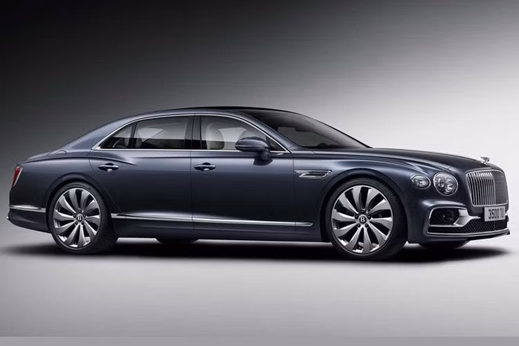Ở thế hệ thứ ba, Flying Spur có kích thước gia tăng một chút so với đời cũ, chiều dài tổng thể hiện tại là 5.304mm, chiều dài cơ sở 3.195mm (tăng 130mm), cung cấp cho hàng ghế sau không gian rộng rãi hơn rất nhiều.