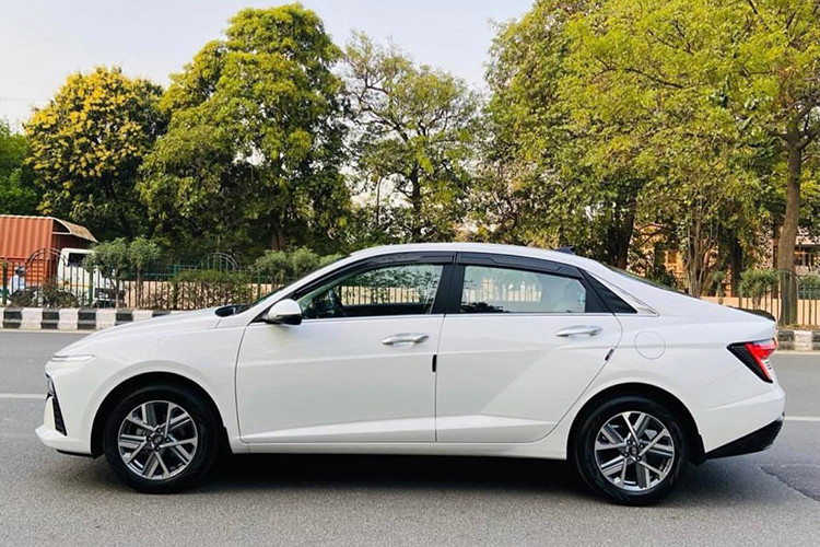 Qua hình ảnh lộ diện, có thể thấy bên ngoài chiếc xe không có nhiều khác biệt so với phiên bản hiện đang bán tại Ấn Độ. mẫu xe sedan Hyundai Accent 2024 sở hữu phong cách "fastback", đậm chất thể thao với phần đuôi vuốt dốc về phía sau. 