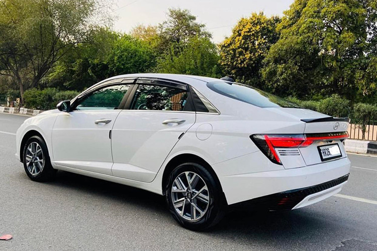 Xe trang bị cụm đèn hậu LED mới chạy dài, trông khá giống thiết kế trên "đàn anh" Elantra. Nhìn từ phần thân là bộ mâm 5 chấu kép kiểu dáng giống hệt bản kích thước 16 inch đang phân phối tại Ấn Độ. Đuôi xe cũng được điều chỉnh nhiều.