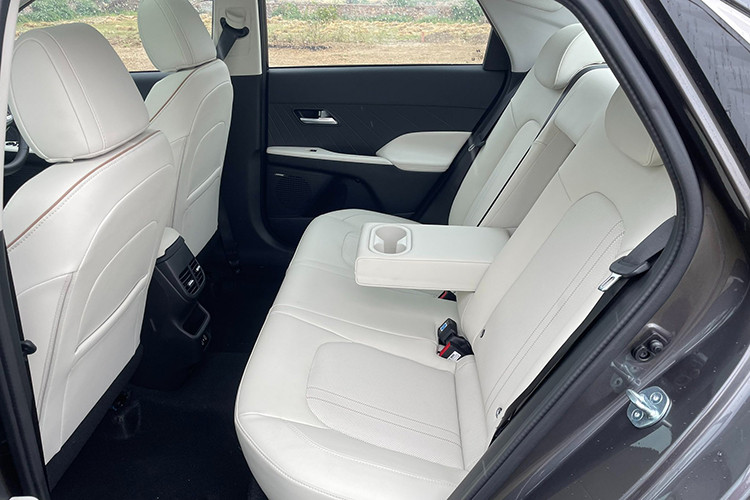 Cung cấp sức mạnh cho Accent 2024 là các tùy chọn động cơ gồm máy xăng 1.5L hút khí tự nhiên, công suất 115 PS, mô-men xoắn 144 Nm, kết hợp số sàn 6 cấp hoặc số IVT. Bản tăng áp 1.5L có công suất 160 PS, mô-men xoắn 253 Nm, kết hợp số ly hợp kép 7 cấp.