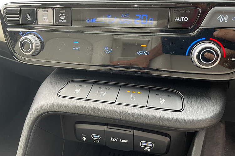 Một số trang bị tiện nghi nổi bật khác còn có sạc điện thoại không dây, phanh đỗ điện tử (chỉ có trên bản cao cấp nhất) và rèm che nắng phía sau - thứ mà thường chỉ thấy trên các dòng xe sang. Ghế xe có tích hợp sưởi và làm mát, thông gió.