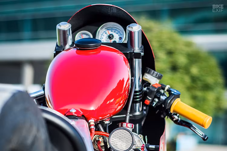 Khởi điểm, Marc và Alan gia cố thêm bộ khung để tăng tính ổn định cho xe sau khi trang bị thêm bộ nạp turbo. Kế đến, phần đuôi được gọt bỏ và chế tạo cơ khí theo phong cách hardtail, các mối gắn động cơ cũng được hạ thấp để dồn trọng tâm xe xuống sát mặt đường hơn nhằm làm nổi bật lên tính chất drag.