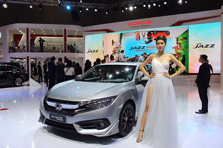 Tại triển lãm VMS lần này, HVN tiếp tục giới thiệu mẫu xe Civic Modulo. Với 6 chi tiết chính trang trí cho phần ngoại thất, bao gồm: ốp cản trước, ốp cản sau, ốp thân xe, cánh lướt gió thể thao có đèn, la-zăng thể thao và tem Modulo, phụ kiện chính hãng Modulo không chỉ giúp xe trở nên phong cách, tăng cường khí động học mà còn nâng cao khả năng vận hành của xe. Civic đang có giá 950 triệu đồng.