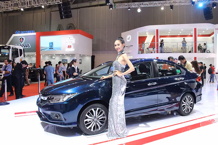 Với 654 xe được bán ra trong tháng 6 - kết quả bán cao nhất kể từ đầu năm 2017 và số lượng đơn đặt hàng lên tới gần 1.000 xe, Honda City mới 2017 đã chứng tỏ được sức hút và nhận được sự tin tưởng từ khách hàng. Bản City 1.5 giá 568 triệu đồng, City 1.5 TOP giá 604 triệu đồng.