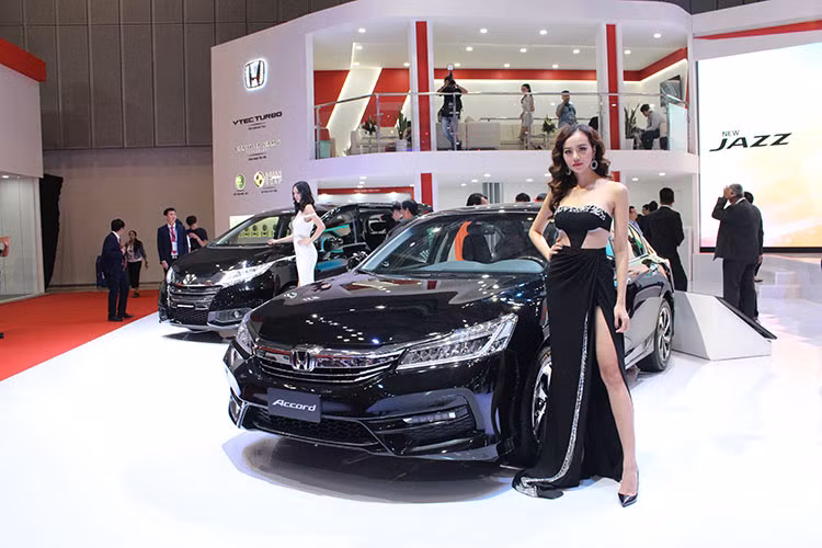 Mẫu sedan cao cấp Honda Accord được nhập khẩu nguyên chiếc từ Thái Lan sở hữu những ưu điểm nổi bật như ngoại hình ấn tượng, nội thất tiện nghi, mang đến sự thú vị khi cầm lái, khả năng tiết kiệm nhiên liệu vượt trội và thân thiện với môi trường... Doanh số cộng dồn tính đến hết tháng 6/2017 của Honda Accord đã tăng 35% so với cùng kỳ năm ngoái. HVN đang phân phối Accord với giá 1,39 tỷ đồng.