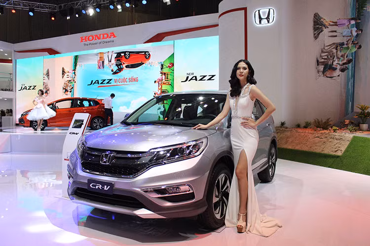 Chiếc crossover SUV 5 chỗ ngồi Honda CR-V thế hệ thứ 4 tiếp tục hiện diện. Vào lúc này đây vẫn là một trong những mẫu xe bán chạy nhất trong phân khúc SUV 5 chỗ tại Việt Nam với doanh số tích lũy lên đến hơn 20.000 xe kể từ khi được giới thiệu lần đầu tiên vào năm 2008. Hiện CR-V tại Việt Nam có 3 phiên bản gồm 2.0 AT giá 1,008 tỷ đồng, 2.4 AT giá 1,158 tỷ đồng và 2.4 AT TG giá 1,178 tỷ đồng.