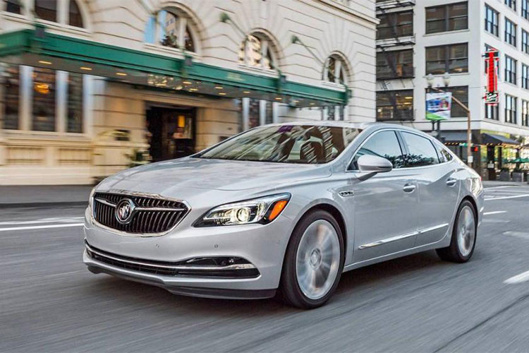 Khi mà xu hướng khách hàng hướng đến các sản phẩm crossover và SUV. Các sedan cỡ lớn và đắt đỏ không bán chạy tạ đại lý như trước đây nữa, và Buick lại đang có một dòng sản phẩm rất mạnh gồm những mẫu crossover và SUV đắt giá hơn. Do đó, mẫu xe sedan Buick LaCrosse không phải là sản phẩm GM duy nhất có thể bị loại bỏ.