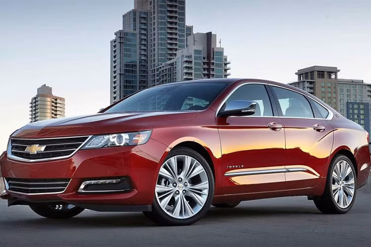 Giống như những mẫu sedan to lớn có hệ dẫn động cầu trước khác, thời gian của Impala không còn là bao nhiêu nữa. Doanh số của nó đang rơi thẳng xuống vực, và gần đây có không ít lời đồn cho rằng GM có thể cắt bỏ mẫu xe Chevrolet Impala khỏi dòng sản phẩm của họ. Ford đang làm điều tương tự với danh mục đầu tư của họ bằng cách đặt dấu chấm hết cho hầu hết xe sedan ở thị trường Bắc Mỹ trong năm tới.