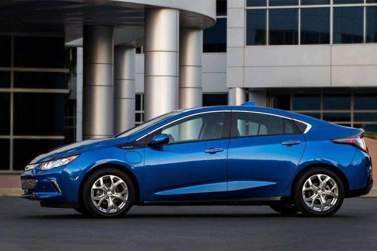 Giống với trường hợp của Spark, mẫu xe ế Chevrolet Volt cũng chưa hề nhận được thông báo ngừng sản xuất, nhưng một số nguồn tin nói rằng nó có thể biến mất khỏi thị trường vào năm 2022. Và không hề bất ngờ khi người thay thế tiềm năng của nó là một mẫu crossover chạy điện thuần túy hoặc plug-in hybrid. Thị trường Mỹ đang trở thành “nghĩa địa” đối với xe sedan, và Volt không phải là ngoại lệ.