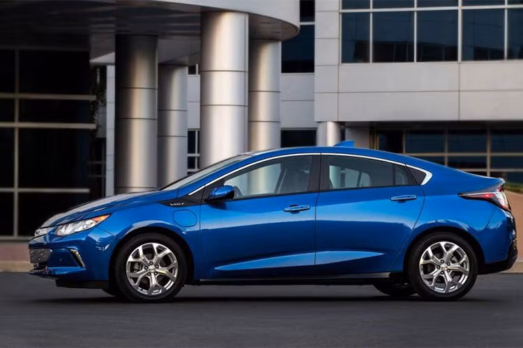 Giống với trường hợp của Spark, mẫu xe ế Chevrolet Volt cũng chưa hề nhận được thông báo ngừng sản xuất, nhưng một số nguồn tin nói rằng nó có thể biến mất khỏi thị trường vào năm 2022. Và không hề bất ngờ khi người thay thế tiềm năng của nó là một mẫu crossover chạy điện thuần túy hoặc plug-in hybrid. Thị trường Mỹ đang trở thành “nghĩa địa” đối với xe sedan, và Volt không phải là ngoại lệ.