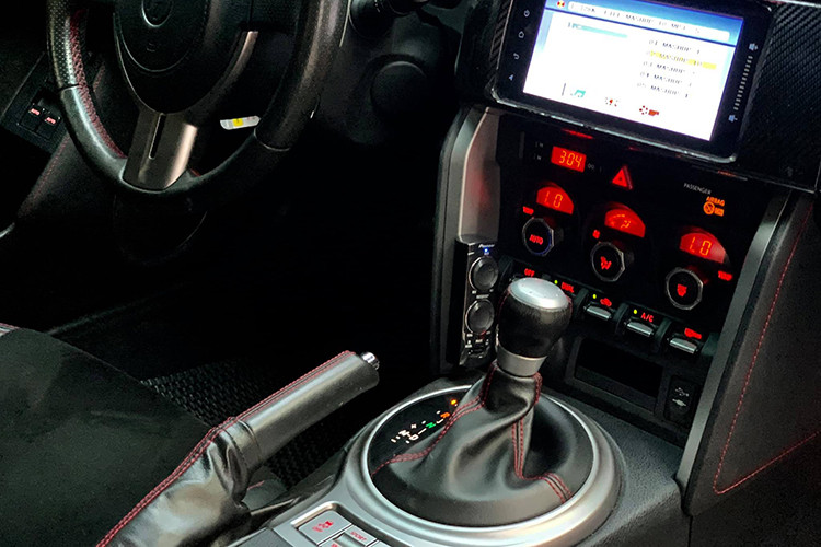 Ghế xe được bố trí kiểu coupe 2+2 với 2 cửa, 4 chỗ. Ghế sau khá chật và có thể gập xuống tăng không gian hành lý. Trang bị an toàn gồm chống bó cứng phanh ABS, phân bổ lực phanh điện tử EBD, phanh khẩn cấp BA và cân bằng điện tử VSC. Túi khí mặt, cạnh và rèm cho hàng ghế trước.