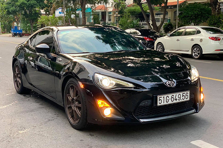 Toyota Việt Nam từng chào giá xe Toyota 86 ở mức 1,65 tỷ đồng tại Việt Nam vào năm 2012, sau đó đã ngừng nhập khẩu 86 vào năm 2016 và hiện nay dòng xe này trở thành hàng hiếm trên thị trường. Chiếc xe trong bài viết này đang được rao bán với mức giá 880 triệu đồng tại TP HCM và đã lăn bánh được khoảng 15.000 km.