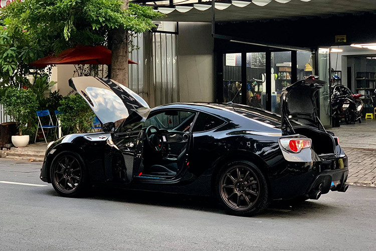 Chiếc Toyota 86 này đã được chủ nhân nâng cấp sang bộ mâm 18 inch của thương hiệu RAYS với màu vàng đồng bắt mắt, ngoài ra xe cũng được nâng cấp hệ thống xả Akrapovic. Trong khi hệ thống treo nguyên bản, trước kiểu MacPherson phía trước và thanh đòn kép cho phía sau.