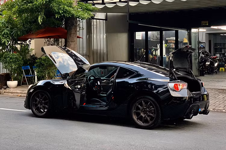 Chiếc Toyota 86 này đã được chủ nhân nâng cấp sang bộ mâm 18 inch của thương hiệu RAYS với màu vàng đồng bắt mắt, ngoài ra xe cũng được nâng cấp hệ thống xả Akrapovic. Trong khi hệ thống treo nguyên bản, trước kiểu MacPherson phía trước và thanh đòn kép cho phía sau.