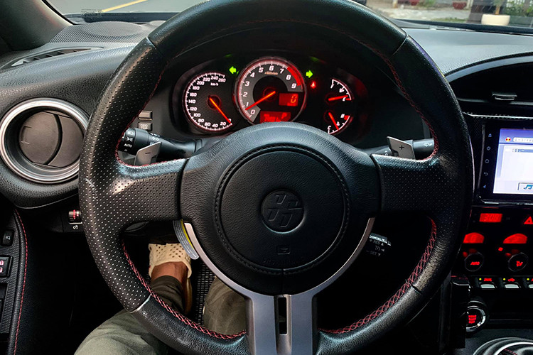 Các trang bị tiêu chuẩn trên mẫu xe thể thao Toyota 86 gồm có: hệ thống điều hòa tự động 2 vùng, hệ thống mở khóa thông minh và khởi động bằng nút bấm, hệ thống kiểm soát hành trình cruise control, gương và cửa sổ điều khiển điện, hệ thống sưởi hàng ghế trước...