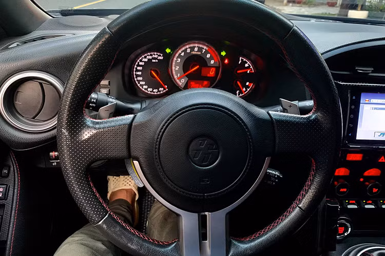 Các trang bị tiêu chuẩn trên mẫu xe thể thao Toyota 86 gồm có: hệ thống điều hòa tự động 2 vùng, hệ thống mở khóa thông minh và khởi động bằng nút bấm, hệ thống kiểm soát hành trình cruise control, gương và cửa sổ điều khiển điện, hệ thống sưởi hàng ghế trước...