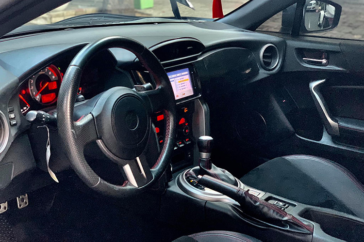 Nội thất xe mang phong cách thể thao với những chi tiết mạ crôm. Bảng điều khiển trung tâm không quá rườm rà. Ghế trước thiết kế theo phong cách thể thao ôm sát vào người ngồi, Vô lăng thể thao 3 chấu. Đặc biệt, xe được trang bị hệ thống truyền âm thanh từ đường nạp khí vào khoang lái, giúp tạo ra những âm thanh thể thao phấn khích khi tăng tốc. 