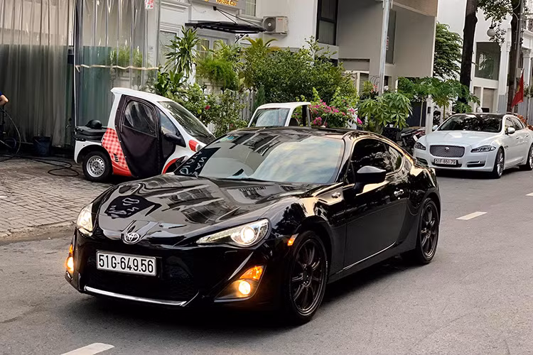 Hiện tại ở thị trường Việt Nam, số lượng xe thể thao Toyota 86 chỉ đếm trên đầu ngón tay nếu tính cả phiên bản Scion FR-S bán ở Mỹ. Ra đời từ năm 2012, Toyota 86 là một sản phẩm hợp tác phát triển giữa hai hãng Toyota và Subaru, 86 được sản xuất tại nhà máy Subaru ở tỉnh Gunma, Nhật Bản.