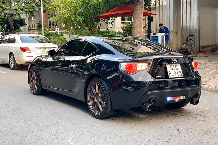 Cung cấp sức mạnh cho Toyota 86 là khối động cơ 2 lít 4 xi-lanh sản sinh công suất tối đa197 mã lực tại vòng tua 7.000 vòng/phút và mô men xoắn cực đại 205 Nm tại 6.400 – 6.600 vòng/phút. Xe có khả năng tăng tốc từ 0 lên 100km mất 8,2 giây và tốc độ tối đa 210 km/h, sức mạnh được truyền tới 2 bánh sau qua hộp số tự động 6 cấp.