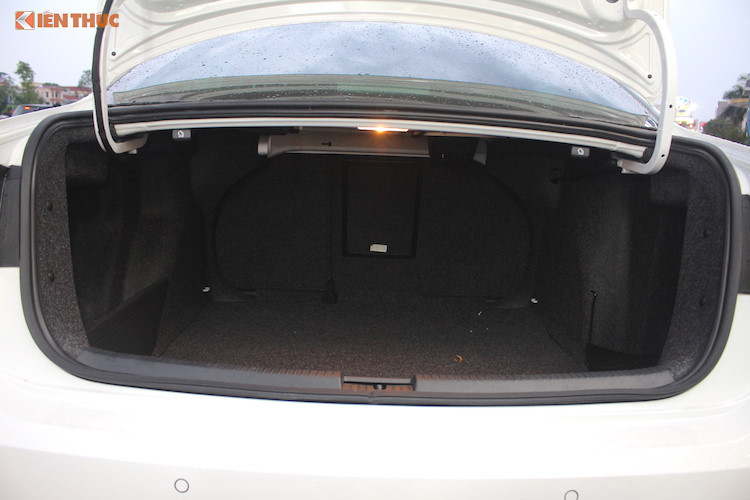 Xe được trang bị như hệ thống treo liên kết đa điểm, kiểm soát tốc độ hành trình, bơm hơi tựa lưng ghế, cửa sổ trời (sunroof), khóa thông minh Start-Stop, gương chiếu hậu chỉnh điện, gập điện, sưởi… Khoang hành lý của xe có tổng thể tích 510 lít. Với hàng ghế sau gập 60/40, thể tích khoang hành lý còn có thể tăng lên cao hơn nữa.
