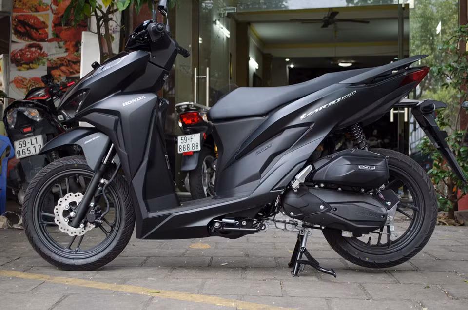 Ở phiên bản mới, các đường nét được thay đổi đáng kể. Chi tiết được thiết kế liền mạch tạo cảm giác gọn gàng. Có thể thấy rõ tổng thể thay đổi ở các đường cắt gọt tập trung ở đầu xe. Vario 2018 có chiều dài x rộng x cao lần lượt là 1.919 mm x 679 mm x 1.062 mm, khoảng sáng gầm 132 mm và chiều cao yên 769 mm.