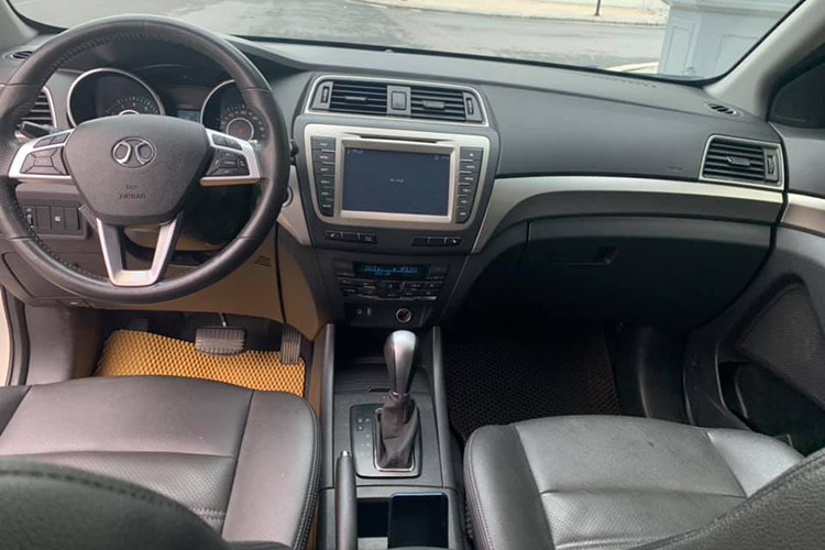 Nhờ kích thước lớn nên BAIC X65 có không gian tương đối rộng rãi, khách hàng có hai tùy chọn tông màu gồm đen và be. Các điểm nhấn thể thao thể hiện ở thiết kế vô lăng 3 chấu, cụm đồng hồ dạng ống, lẫy chuyển số dưới vô lăng, ghế ngồi thể thao và dải ốp trang trí màu bạc.